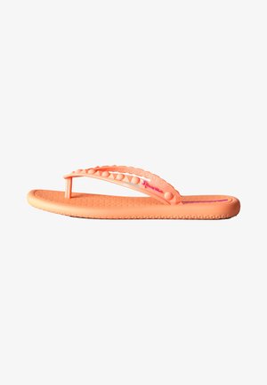 Chanclas de goma naranjas con suela texturizada, dobles tiras con acentos elevados y un diseño minimalista. Ligeras y flexibles.