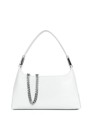 Sac à main en cuir texturé blanc avec une poignée supérieure unique et un détail de chaîne argentée drapé sur le devant.