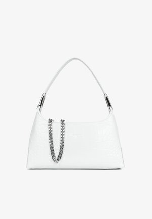 Sac à main en cuir texturé blanc avec une poignée supérieure unique et un détail de chaîne argentée drapé sur le devant.