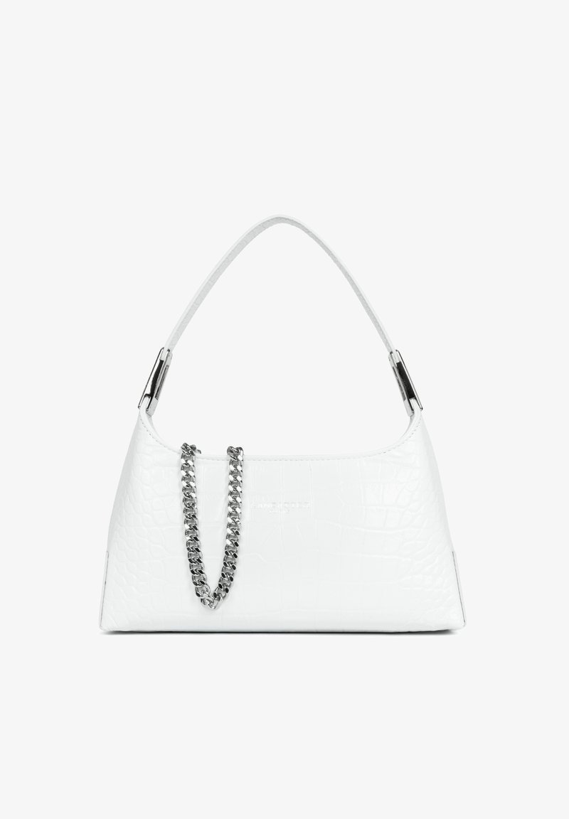 Sac à main en cuir texturé blanc avec une poignée supérieure unique et un détail de chaîne argentée drapé sur le devant.