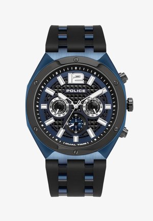 Eine Polizeiuhr mit einem blauen Edelstahlgehäuse, einem schwarzen Silikonarmband, einem strukturierten schwarzen Zifferblatt, einer Dual-Zeit-Anzeige und silbernen Akzenten.