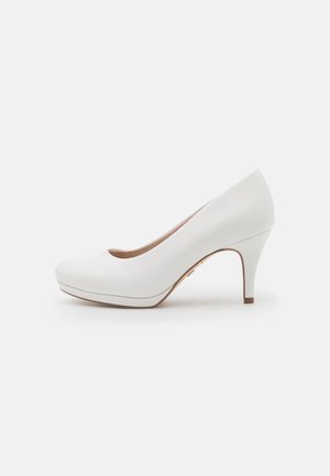 Weißer Leder-geschlossener Schuh mit hohem Absatz, abgerundeter Spitze und schlankem mittelhohem Absatz auf einfarbig hellem Hintergrund.