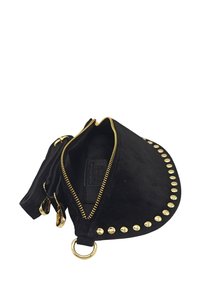 Sac en suede noir avec des clous dorés le long du bord, dotés d'une fermeture éclair dorée et d'une poche intérieure. Design compact et courbé.