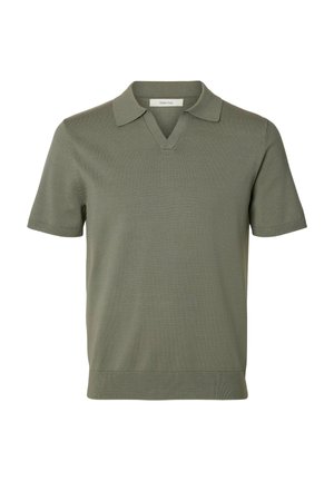 Trumpomis rankovėmis alyvuogių žalios spalvos polo marškinėliai su V formos išpjova apykakle ir ribuotu apačios briauneliu, pateikti ant balto fono.
