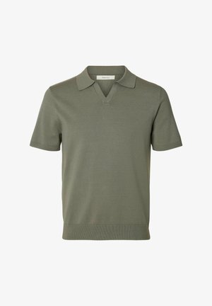 Lühikeste varrukatega oliivroheline polosärk V-kujulise kaeluse ja soonikkoega alläärega, valgel taustal eksponeeritud.