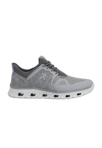Chaussure de sport grise en mesh et suède, avec bout rond, fermeture à lacets, et semelle blanche avec détails de ventilation.
