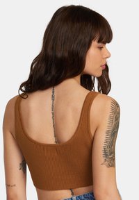Top corto de canalé marrón con cuello redondo y tirantes anchos, que presenta un tejido texturizado y un diseño ajustado.