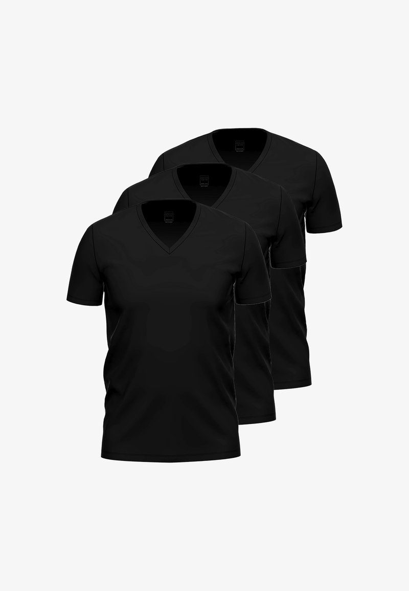 Trzy czarne T-shirty z dekoltem w serek i krótkim rękawem ustawione w rzędzie na białym tle.