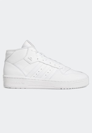 Witte Adidas high-top sneaker met vetersluiting, kenmerkende drie strepen met ventilatiegaten en een getextureerde zool, zijaanzicht.