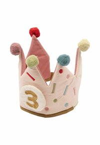 Pasztell rózsaszín textilkorona, három hegyes csúccsal, színes pomponokkal díszítve, hímzett '3' számjeggyel és játékos mintákkal.