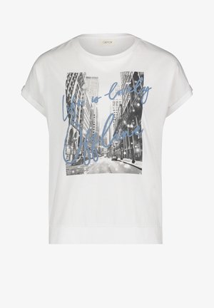 Maglietta bianca a maniche corte in cotone con grafica di un paesaggio urbano in bianco e nero e testo in blu scritto a mano: "La vita è bella offline."