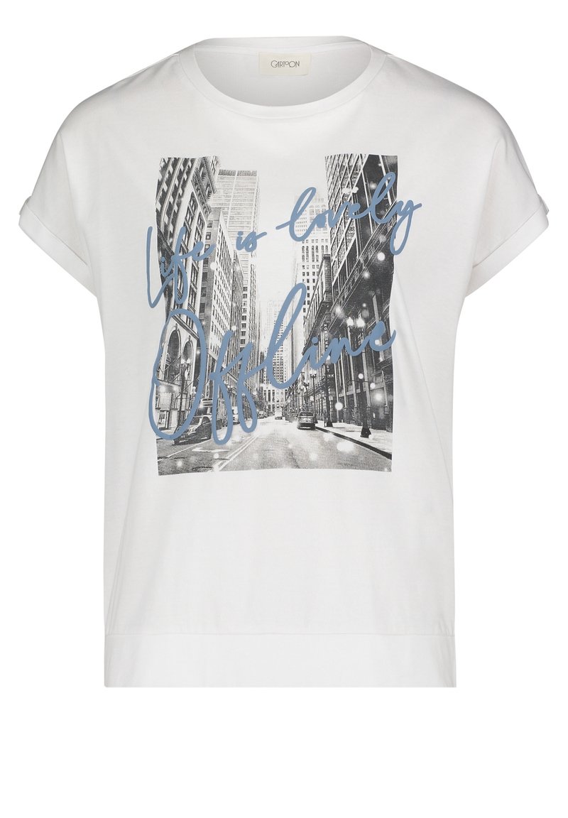Bílé bavlněné tričko s krátkým rukávem, na němž je černobílá grafika městské krajiny a modrý text napsaný rukou: "Život je krásný offline."