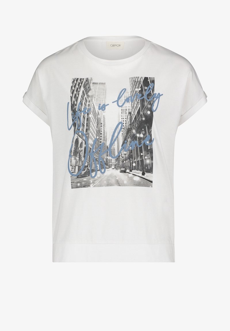 Bílé bavlněné tričko s krátkým rukávem, na němž je černobílá grafika městské krajiny a modrý text napsaný rukou: "Život je krásný offline."