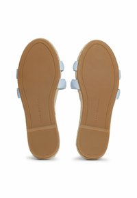 Blåa och bruna sandaler med platt gummisula, två blå remmar, texturerad beige mellansula och präglad logotyp på undersidan.