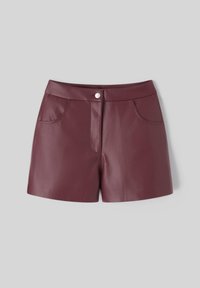 Shorts en cuir bordeaux avec une texture lisse, dotés de deux poches latérales, d'une fermeture éclair à l'avant et d'un bouton argenté.
