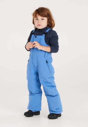 Blaue Kinder-Ski-Latzhose mit verstellbaren Trägern, Reißverschluss vorne und Seitentaschen. Texturiertes Material mit verstärkten Bündchen und schwarzen Stiefeln.