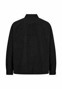 Melna, ar garām piedurknēm, teksturēta auduma krekls. Ir klasiskas apkakles, taisna piegriezuma un pogām aizpogājamas aproces ar gludu aizmugurējo dizainu.