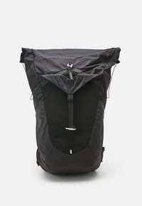 Mochila preta feita de um tecido durável; apresenta um fecho de topo enrolado, alças ajustáveis e uma superfície texturizada com um design elegante.