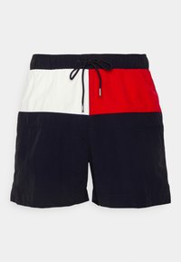 Costume da bagno color block con pannelli blu navy, rossi e bianchi. Realizzati in materiale leggero con vita elastica e cordino.