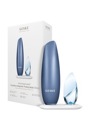 Blå og gennemsigtige aflange hudplejeapparater på en hvid stand, ved siden af en hvid æske mærket "GESKE Touchless Magnetic Peeling Mask 5 i 1."