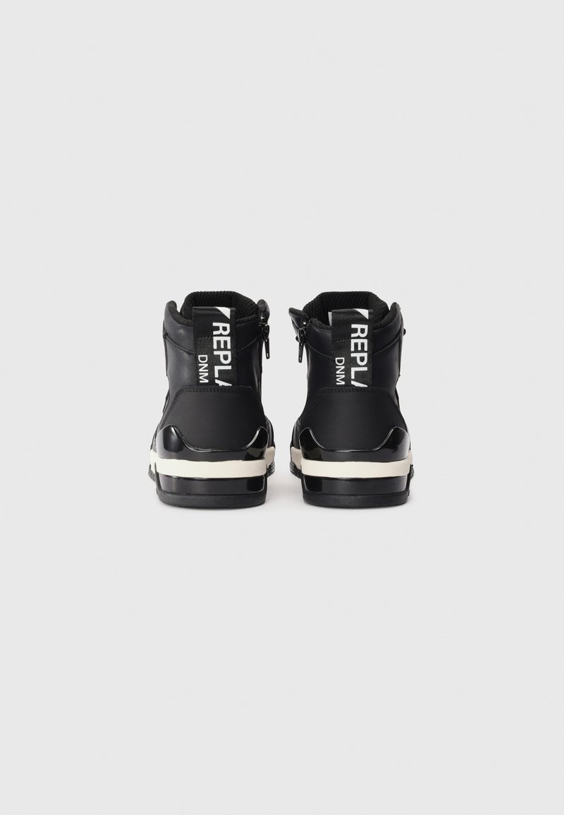 Schwarze hoch geschnittene Sneakers mit glanzvoller Oberfläche, weißen Akzenten an der Sohle und auffälligem Branding an der Ferse und Zunge. Reißverschluss an den Seiten.