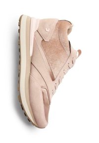 Chaussure de sport en daim rose avec une semelle rembourrée, dotée d'un dessus lisse, d'un design à lacets et d'un logo discret sur le côté.