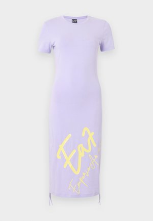 Rochie midi liliac cu mâneci scurte, decolteu rotund și logo mare galben Emporio Armani EA7 pe partea inferioară frontală.