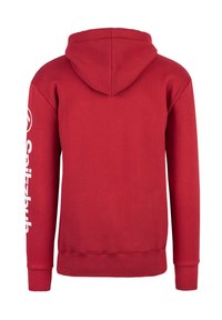 Rode hoodie van katoenmix, met een kangoeroezak, trekkoord capuchon en witte logo detail op de linkermouw. Soepele textuur.