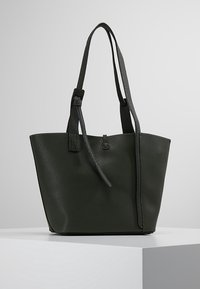 Borsa tote in pelle verde scuro con texture, doppio manico, apertura superiore e design minimalista. Dettagli includono una cinghia sottile per la chiusura.