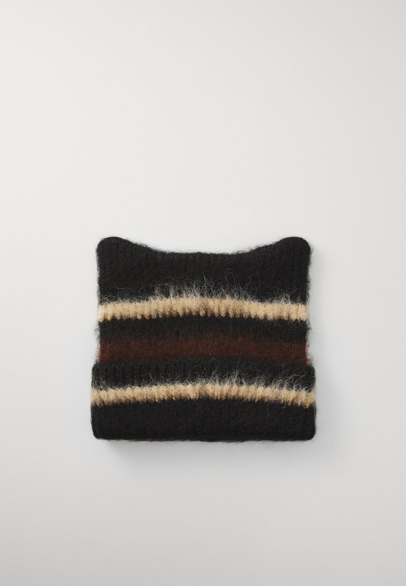Schwarze gestrickte Beanie mit weicher Textur, die horizontale Streifen in Creme und Braun aufweist. Die Oberseite hat eine abgerundete Form mit leichten Ohren.