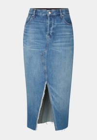 Falda midi de denim en azul claro con una abertura frontal. Presenta un dobladillo sin terminar, lazadas para cinturón, cinco bolsillos y una textura de lavado desgastado. Corte clásico en A.