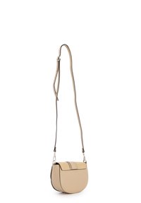 Beige Umhängetasche mit einer geschwungenen Form, aus glattem Leder, mit kontrastierenden schwarzen Akzenten und einem verstellbaren Tragegurt.
