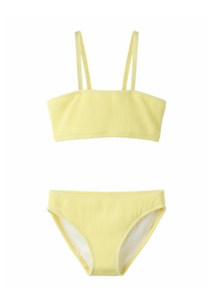 Lyst gul tofarget teksturert to-delt bikinisett med topp med rett halslinje som har doble skulderstropper og matchende midt-rise trusebukser.