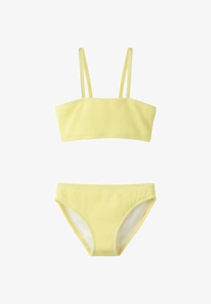 Ensemble bikini deux pièces jaune clair texturé avec un haut à encolure droite avec double bretelles d'épaule et bas taille moyenne assorti.