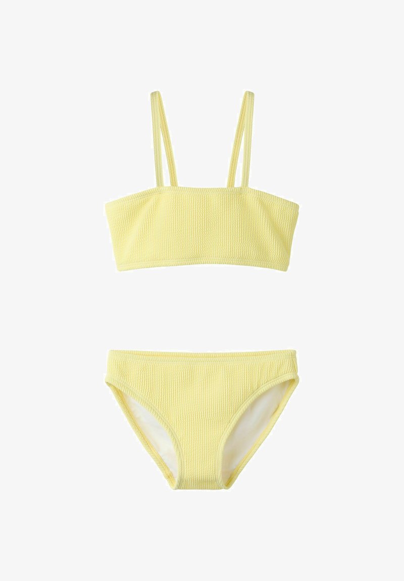 Ensemble bikini deux pièces jaune clair texturé avec un haut à encolure droite avec double bretelles d'épaule et bas taille moyenne assorti.