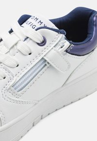 Tommy Hilfiger NATHAN UNISEX - Sneaker low - white/blue