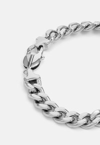 Bracciale in metallo argento con anelli ovali intrecciati. Dotato di un robusto gancio a molla e di una superficie liscia e lucida.