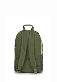 Zaino con design verde e mimetico, spallacci imbottiti e regolabili, maniglia superiore e tasca laterale con cerniera.