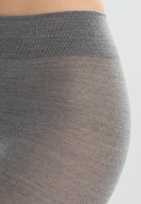 Sive tajice imaju mekanu, glatku teksturu s tamnijim rebrastim pojasom. Opća boja prelazi iz neprozirne u prozirnu prema dnu.