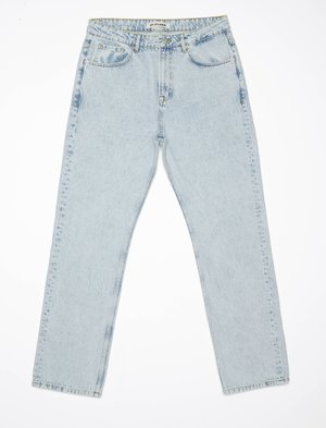 Blugi de denim de un albastru deschis, cu o croială lejeră, design cu cinci buzunare și bucle pentru curea. Materialul prezintă o ușoară decolorare și detalii subtile de whiskering.