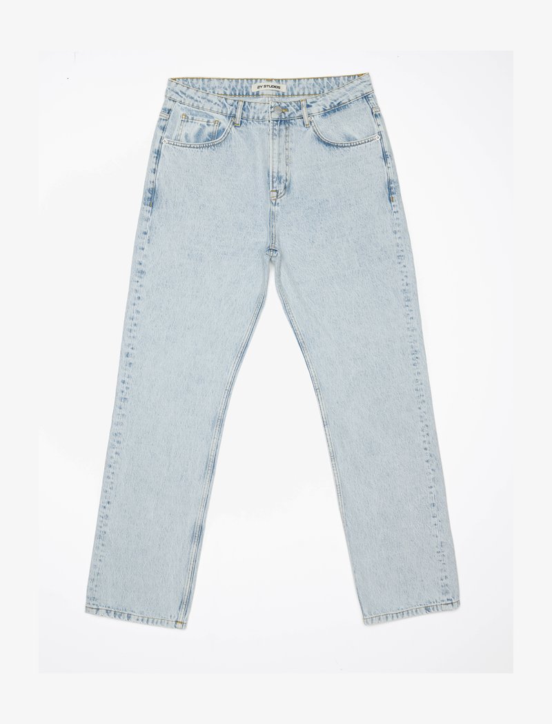 Svetlomodré džíny z denimu s voľným strihom, päť vreciek a pútka na opasok. Tkanina vykazuje jemné blednutie a subtílne detaily vrátenia.