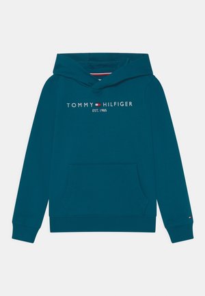 Sudadera color teal con un bolsillo frontal y capucha con cordón. Presenta un logotipo bordado de "TOMMY HILFIGER EST. 1985" en colores blanco y rojo.