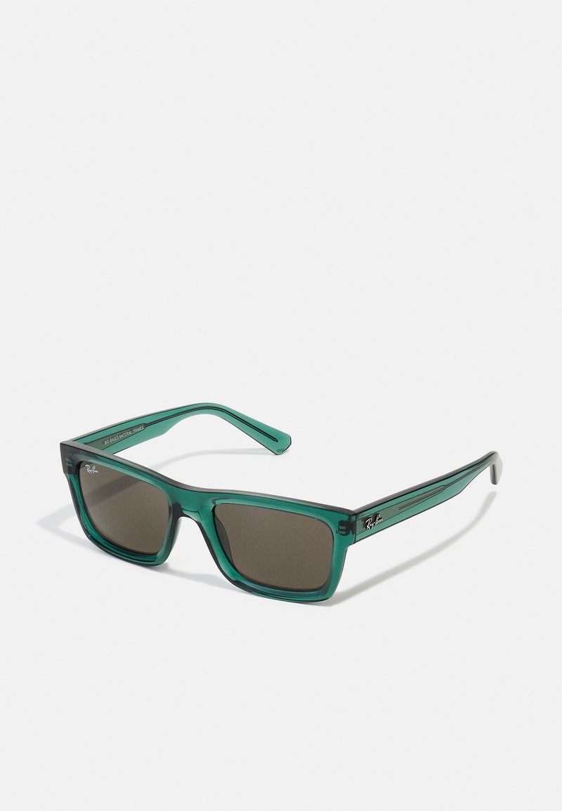 Ochelari de soare dreptunghiulari transparenți verzi, cu lentile maro. Au un design elegant și accente argintii pe brate.