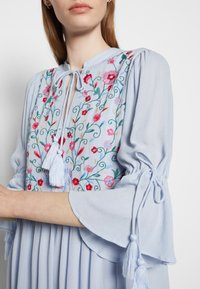 YAS Tall Vestido informal - light blue