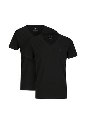 Zwei schlichte schwarze T-Shirts mit kurzen Ärmeln und V-Ausschnitt, die sich überlappend auf weißem Hintergrund befinden.
