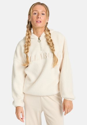 Crème fleece pullover met een kwart-rits en capuchon, voorzien van geborduurd merklogo. Losse pasvorm met geribde manchetten en zachte textuur.