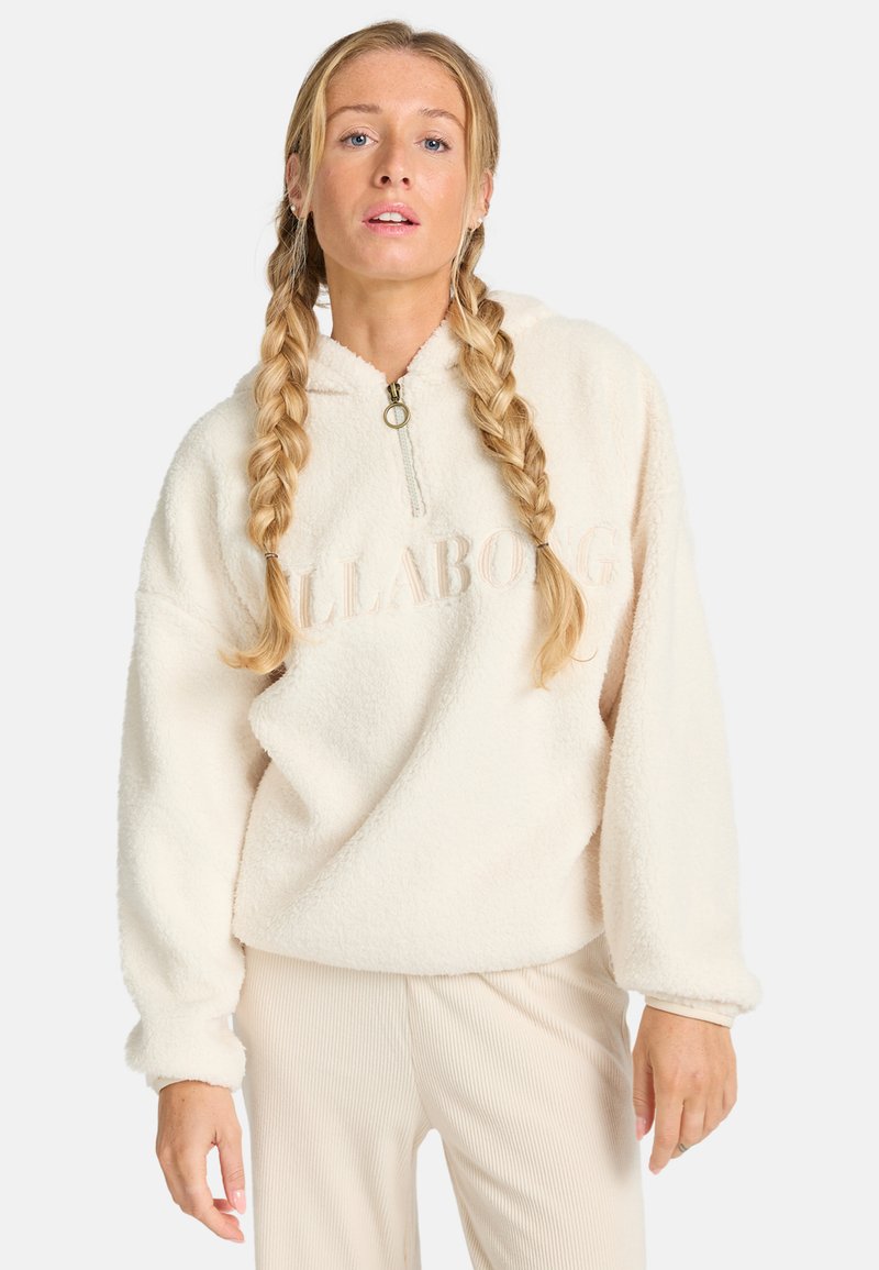 Crème fleece pullover met een kwart-rits en capuchon, voorzien van geborduurd merklogo. Losse pasvorm met geribde manchetten en zachte textuur.