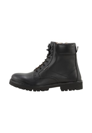 Schwarzer Lederknöchelstiefel mit Schnürung vorne, robuster Sohle, gepolstertem Kragen und seitlichem Markenetikett.