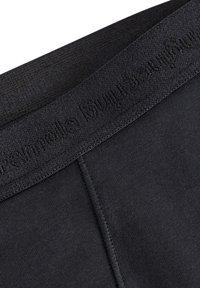 Svart tygmidjeband med prägling. Huvudmaterialet är ett slätt, stretchigt material med matt yta och platta sömmar.