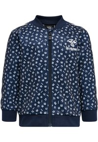 Marineblauwe bomberjack met een wit geometrisch tekstpatroon, geribbelde manchetten en kraag; voorzien van een ritssluiting aan de voorkant en een logo-detail op de borst.